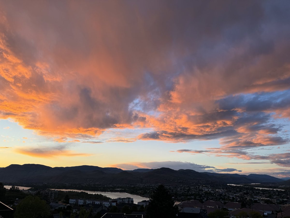 AlanShaver's tweet photo. Classic Kamloops sunset.   Beautiful https://t.co/cCe2CWL3gm
