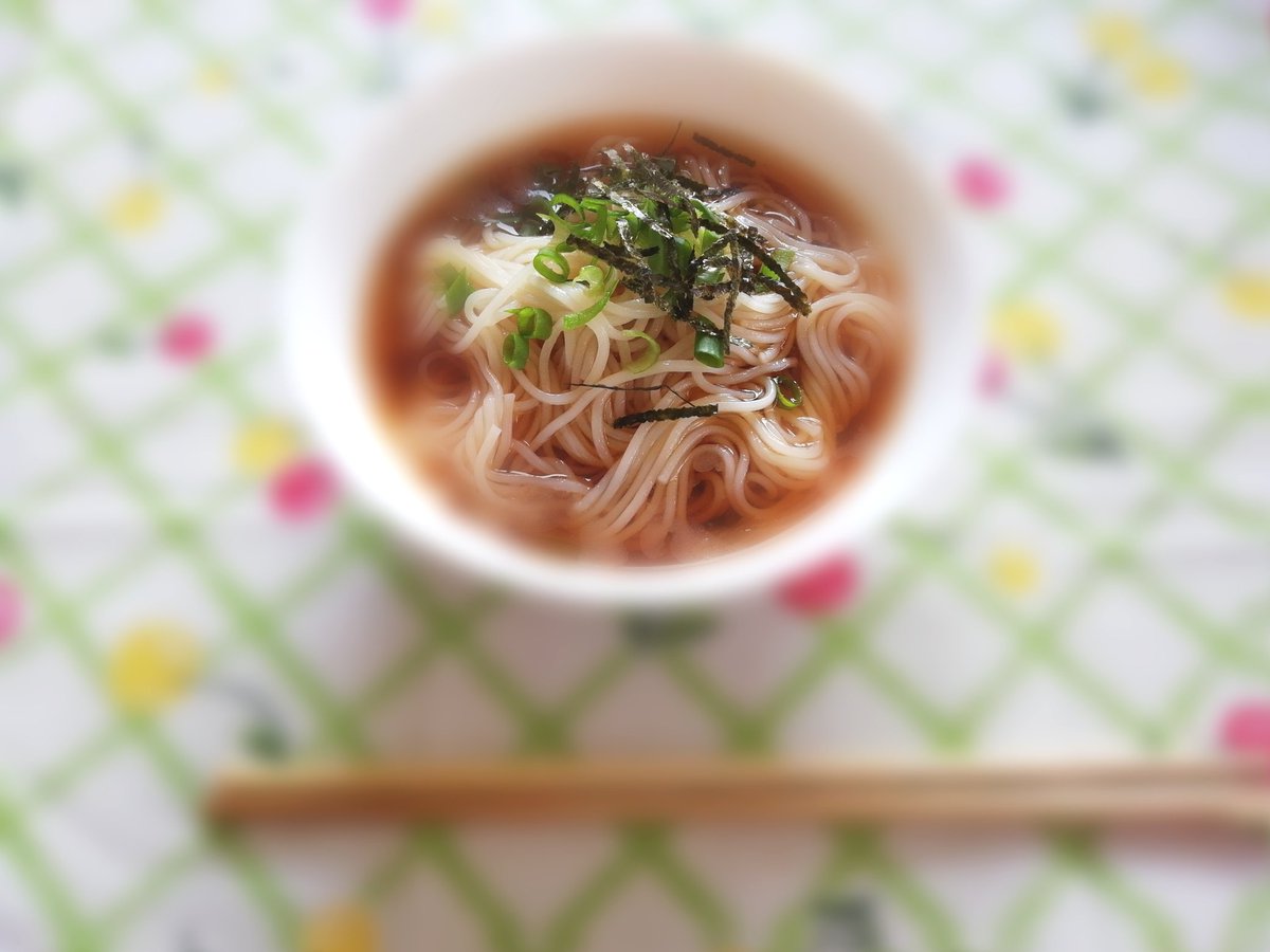 今日は仕事休みなので そうめん食べました(´～｀)ﾓｸﾞﾓｸﾞ あつい時にはそうめんが一番いいですよね～ さて明日からまた仕事頑張りますね✌ 　ｶﾀｶﾀ 　　　　 ∧🎀∧ 　　　　(๑•᎑•๑ ) 　　 ＿|￣￣||＿）＿ 　／ 旦|――||/ ／ ／| 　|￣￣￣￣￣|￣| . | 　|＿＿＿＿＿|三| ／ #そうめん