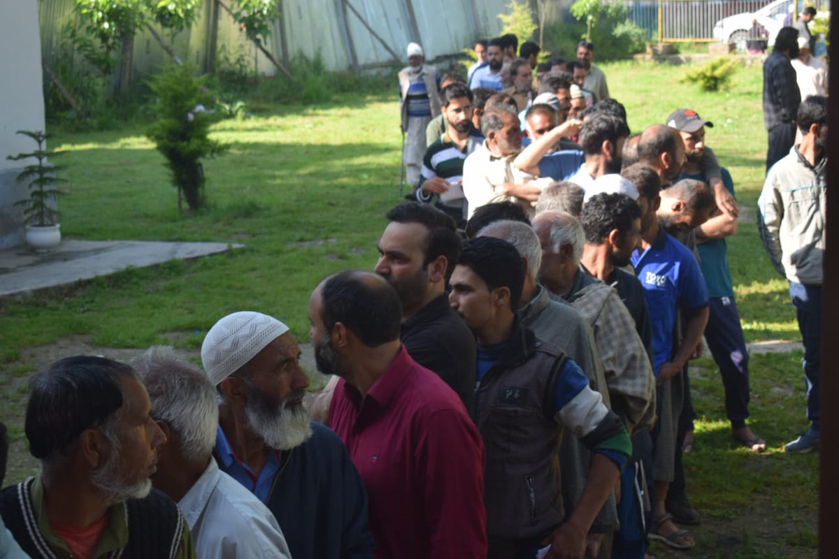 #LokasabhaElection2024 Voters line up in large numbers to cast their vote at Inderkoot Sumbal, Bandipora for Baramulla Parliamentary Constituency #Chunavkaparv #DeshKaGarv @ECISVEEP @ceo_UTJK @diprjk @dcbandipora