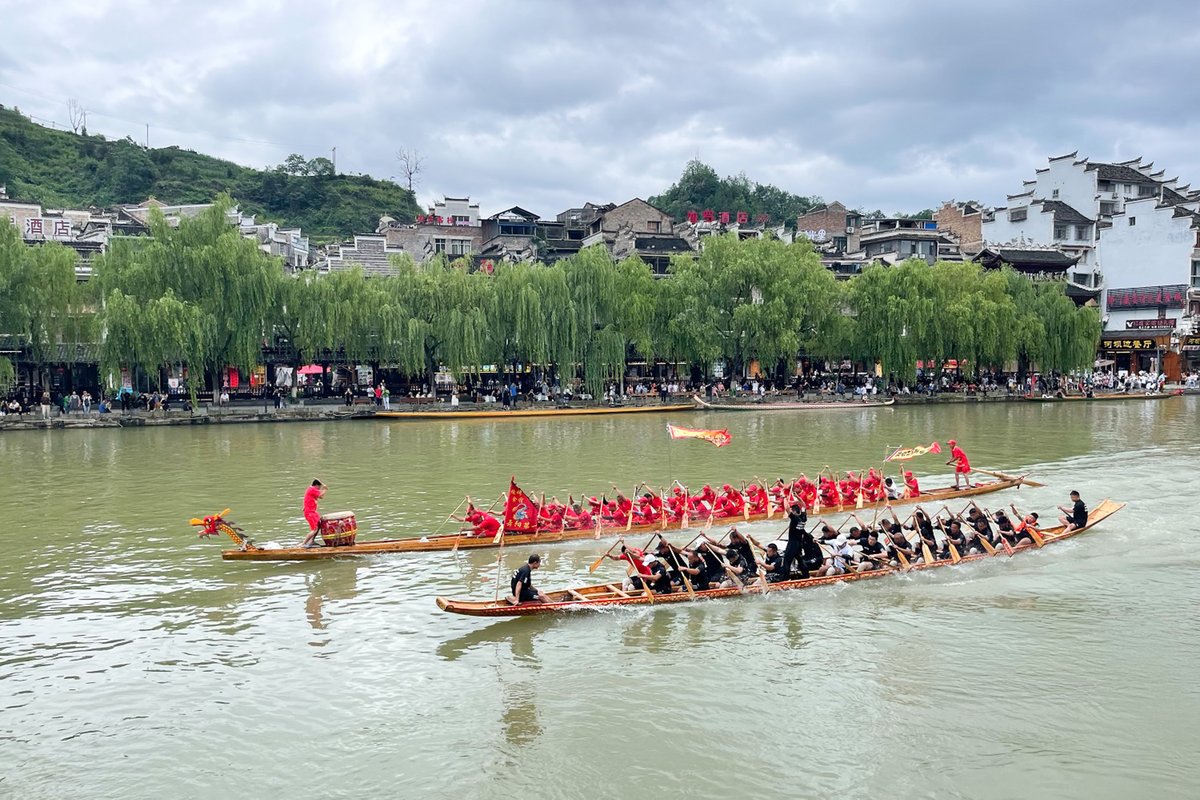 Zhenyuan's dragon-boat racing is its liveliest festival and China's national intangible cultural heritage. The town begins preparing for the annual dragon-boat racing cultural festival in the fourth lunar month. 📷 by Eyesnews #LandscapeViews #ExperienceTravel #CreativeArticles