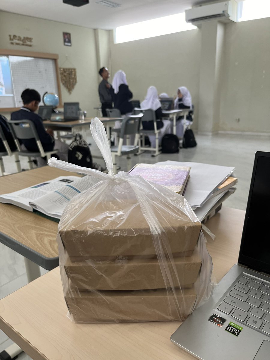 nurul_bro's tweet photo. Dikirimi pempek dari @rheauc 
Soooo luvvv bgt. Kenangan terakhir dl makan ni pempek pas rhea abis pulkam, trus baliknya bagi” pempek sekelas. Daan itu enaak pol🥹😭😌
Hamdallah bisa ngerasain lagi hihiii. 
Pas bgt buat buka nanti😋 https://t.co/eWb4eni87k