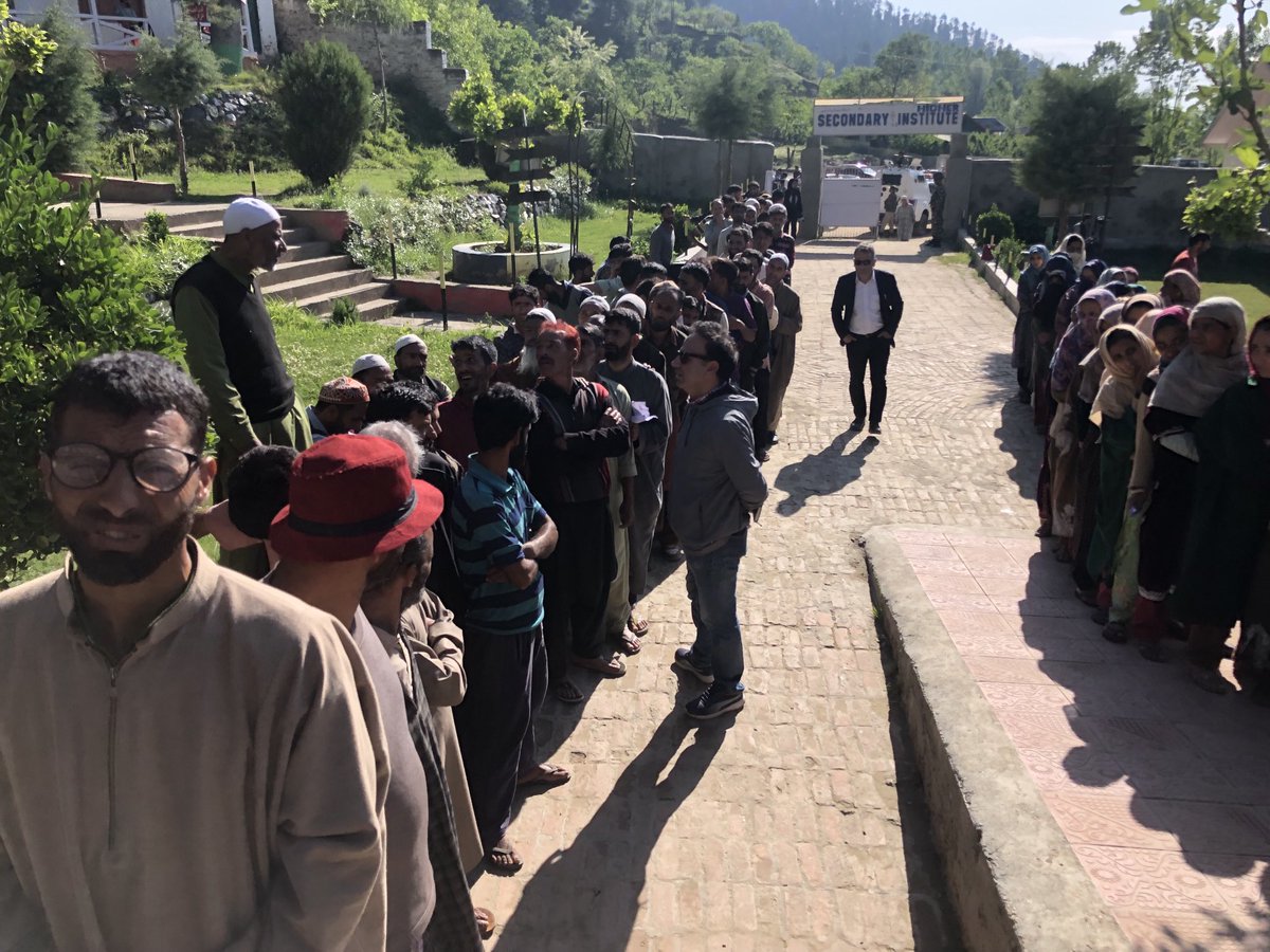 People line up to vote in Sonzipora, Handwara of North Kashmir.
Lot of support for candidate 
Engineer Rashid who is currently incarcerated on charges of supporting militancy.
Other candidates from #Baramulla constituency include Omar Abdullah, Fayaz Mir (PDP) and Sajad Lone (PC)