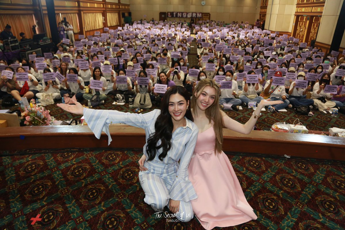 โมเม้นน่ารักๆของสองสาว #หลิงออม จากงานวันเกิดเมื่อวานนั้น น่ารักอบอุ่นสุดๆไปเลย #หลิงออม  และชาวด้อมม่วงแฮปปี้ เจ้ก็แฮปปี้ค่ะ 

LINGORM CELEBRATE WITH YOU
#LingOrmCharityBirthday
