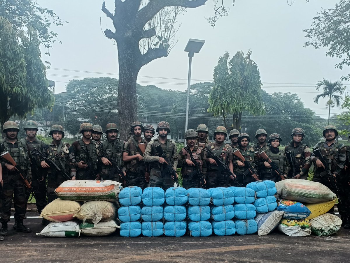 ASSAM RIFLES SEIZES MARIJUANA WORTH RS 1.86 CRORE IN TRIPURA
#AssamRifles in a joint operation with Customs Department seized 406 Kgs Marijuana worth Rs 1.86 Crore hidden at forest area of Neuramura Taibandal, Sepahijala District on 19 May 2024. The seized consignment was handed