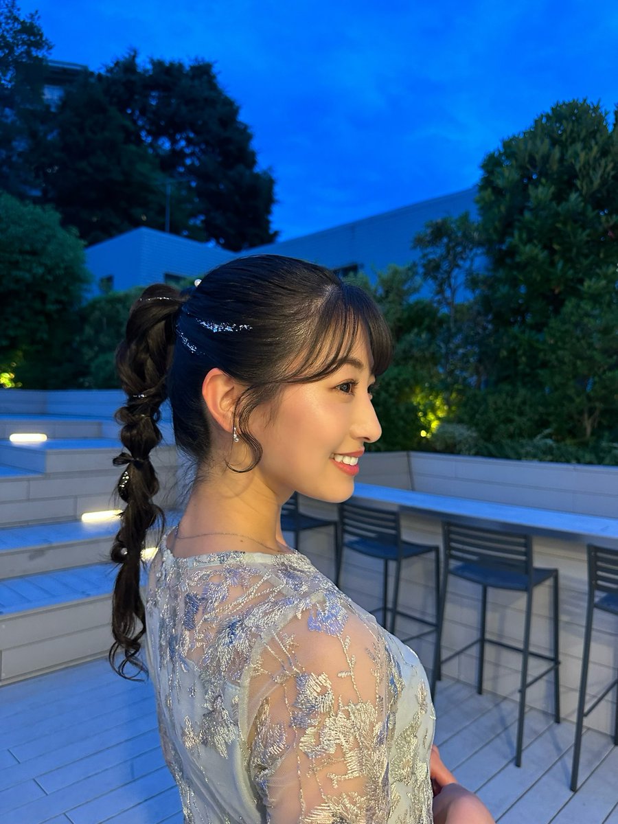 Hello☀️ 昨日の余韻で幸せな気持ちが続いております……関根です💒💍 昨日の結婚式はディズニー好きの新婦さんに合わせてアナ雪をテーマにしました❄️🩵エルサのような、アナのような…なドレスアップです👗🩶🩵 余興もあったのでしっかりめにまとめ髪にしたよ👱🏻‍♀️❄️