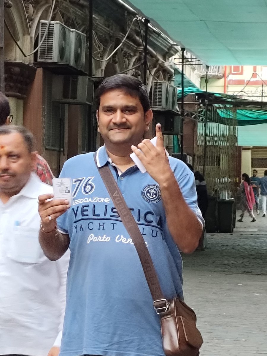 @SrBachchan @ProteanEgovTech Good Morning...Travelled 2 hours and was 6th in my booth to caste my vote.

Hemant Binnani
#ABEFTeam