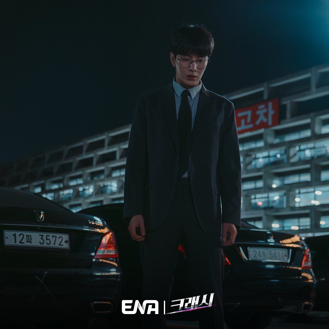 크래시’ 궁금증 1호는 이민기? 그에게 드리운 의미심장한 그림자 셋 #1. 이민기가 무의식 속 떠올린 교통사고 현장, 그 진실은? #2. 납골당 속 여자와...