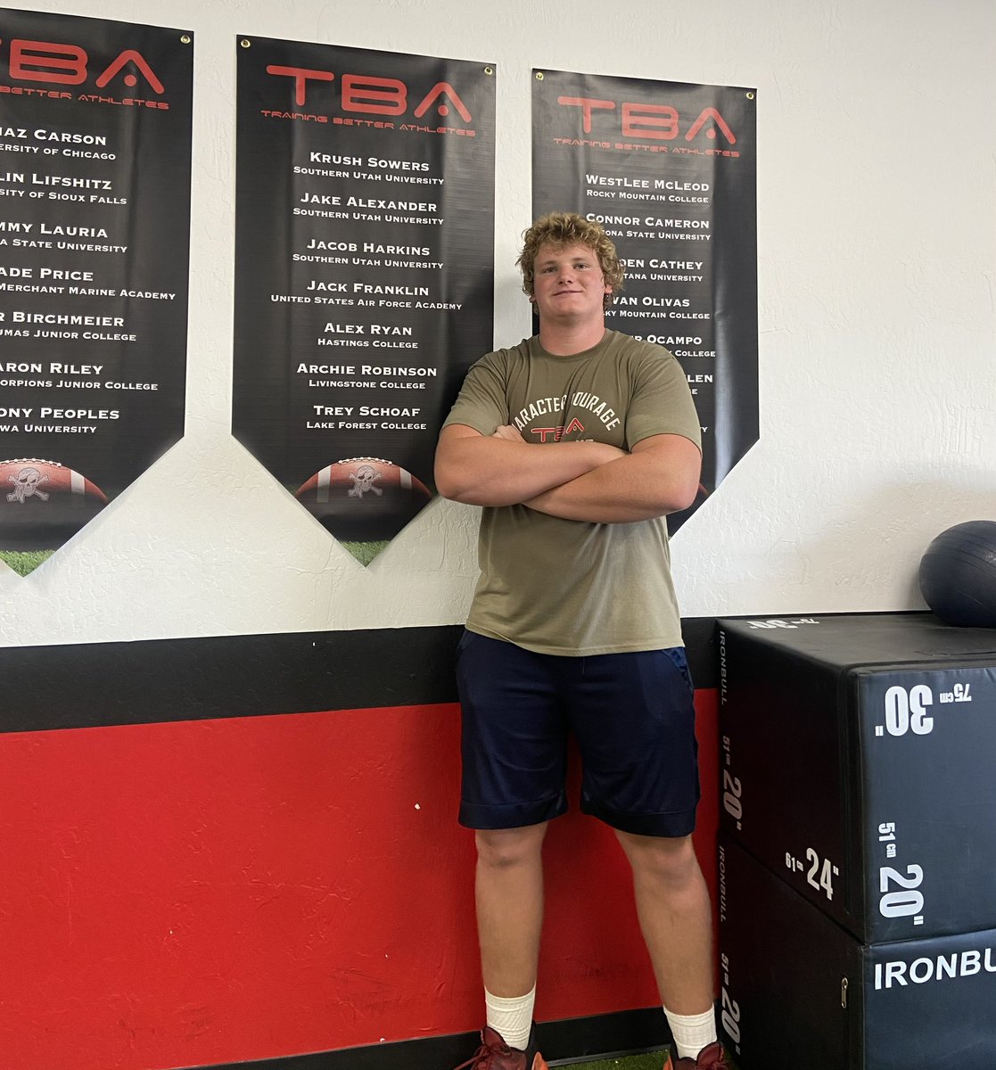 AlexanderJake53's tweet photo. Grateful to train with @RonTBAOL @cuff_lee @CoachMcClureTBA Proud to add my name to the wall💪🏻 @SUUFB_ @OlineCoachWhite @GregBiggins @BrandonHuffman @BFHS_ChargersFB @CoachA_Mont https://t.co/WruZ1vUwr0