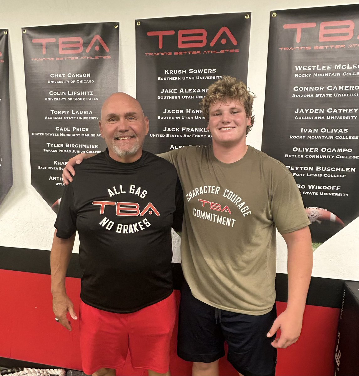 AlexanderJake53's tweet photo. Grateful to train with @RonTBAOL @cuff_lee @CoachMcClureTBA Proud to add my name to the wall💪🏻 @SUUFB_ @OlineCoachWhite @GregBiggins @BrandonHuffman @BFHS_ChargersFB @CoachA_Mont https://t.co/WruZ1vUwr0