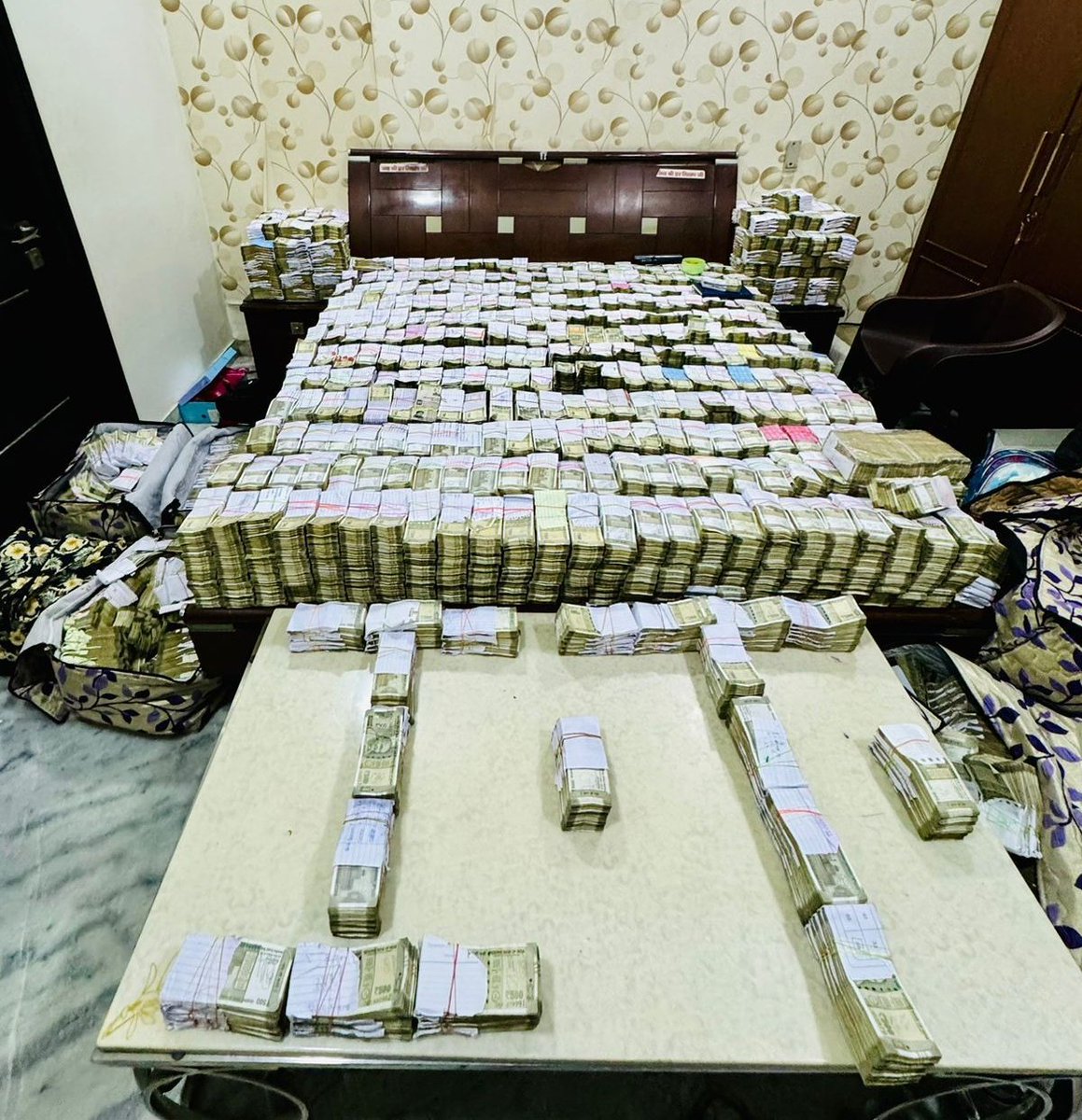 40 Crores in cash + 60 Crores in Gold recovered from Ramnath Dang's house in Agra. 

Who is he? A shoe trader. 

Aur tum yahan 'Venture Capitalists' ke peeche 100k ke liye katora le kar ghoom rahe ho.
