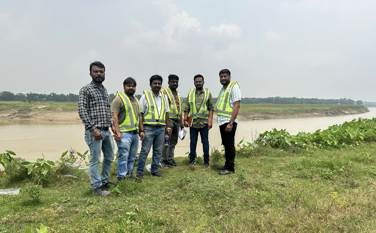 Joint inspection for #Navigational clearance by officials of @IWAI_ShipMin , @nhidcl & M/s Jandu Constructions for the proposed bridge over #NW 16 - Barak River in the #northeast @MDoNER_India @shipmin_india @PIB_ShipMin