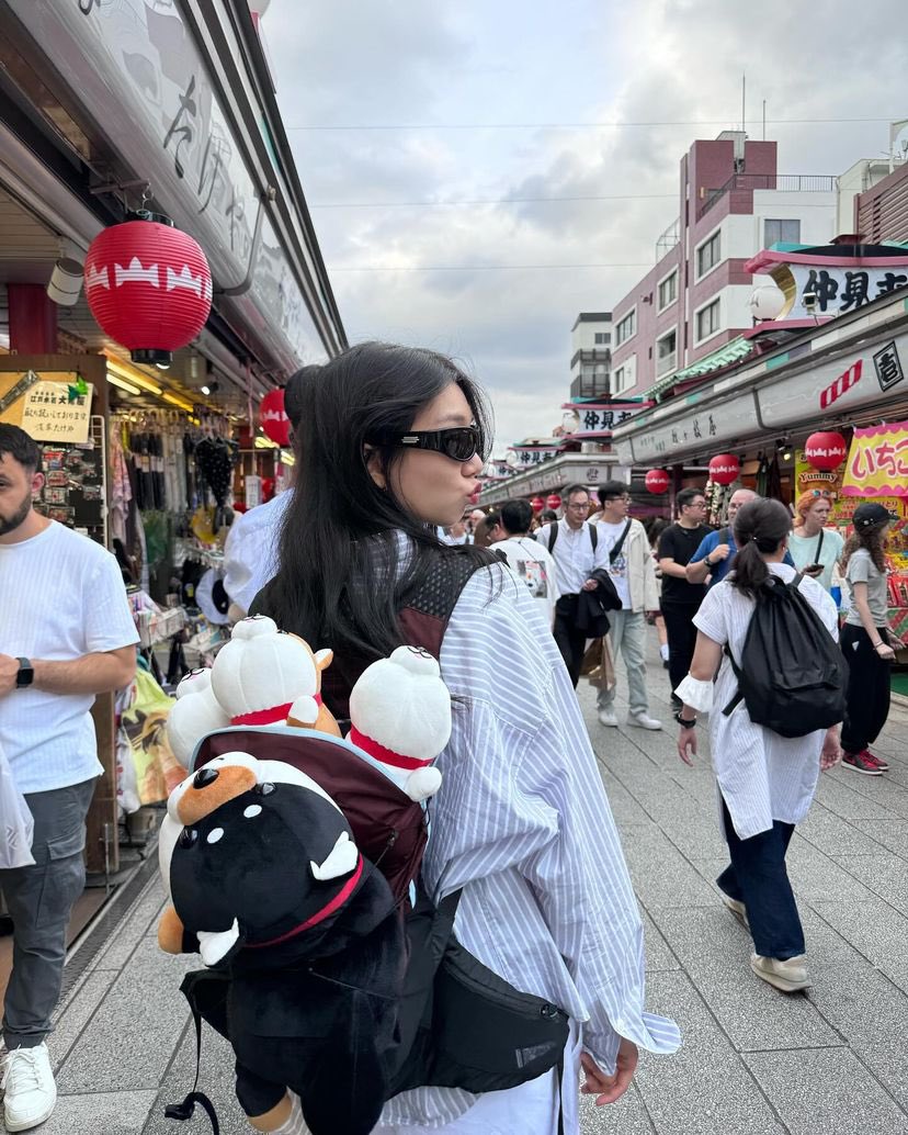 Taking a leisurely stroll through the city with my cute bag brimming with plushies and my friends. It's the perfect blend of joy, exhaustion, and exhilaration as we make memories together. Adding 'traveling with friends' to your to-do list is an absolute must! ✨