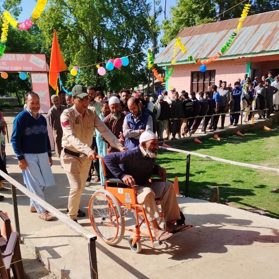 #LokSabhaElections2024 📷
A specially-abled voter from Chotipora Langate arrives at the polling station in a wheelchair to cast his vote.
#Voting #Baramulla  #LokSabhaElection2024 #Election2024 #Votingday #Phase #Kashmir 
#ChunavKaParv