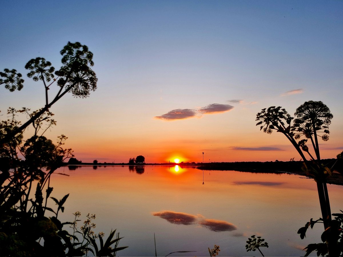 Aan het eind van #eerstepinksterdag bleven er maar een paar wolkjes over. Fijne #tweedepinksterdag😀 #natuur #landschap #lente #Rhenen #ElstUt #Elsterbuitenwaard #Nederrijn #zonsondergang #mooieluchten