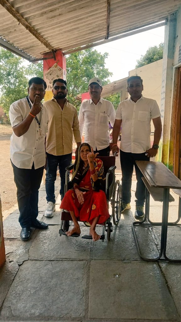 zpnashik's tweet photo. рдирд╛рд╢рд┐рдХ рд▓реЛрдХрд╕рднрд╛ рдорддрджрд╛рд░рд╕рдВрдШрд╛рддреАрд▓ рдирд╛рд╢рд┐рдХ рддрд╛рд▓реБрдХреНрдпрд╛рддреАрд▓ рдХреЛрдЯрдордЧрд╛рд╡ рдорддрджрд╛рди рдХреЗрдВрджреНрд░рд╛рд╡рд░ рднрд╛рдЧреБрдмрд╛рдИ рдпрд╢рд╡рдВрдд рдШреБрдЧреЗ рд╡рдп рд╡рд░реНрд╖реЗ резрежреж рдпрд╛рдВрдиреА рдорддрджрд╛рдирд╛рдЪрд╛ рд╣рдХреНрдХ рдмрдЬрд╛рд╡рд▓рд╛,
рдЖрдЬреАрдВрдиреА рд╢рдВрднрд░реАрдд рдорддрджрд╛рдирд╛рдЪрд╛ рд╣рдХреНрдХ рдмрдЬрд╛рд╡рд▓рд╛, рддреБрдореНрд╣реА рдорддрджрд╛рди рдХрдзреА рдХрд░рддрд╛рдп?
#рд╡реЛрдЯрдХрд░рдирд╛рд╢рд┐рдХрдХрд░
#Sveepactivity https://t.co/JEaEtqhXVm
