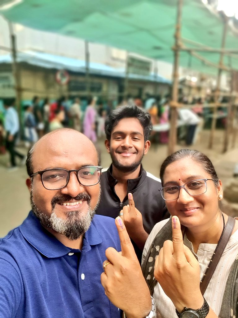 तब्बल दोन तास रांगेत उभं राहून आज सकाळी मतदानाचा हक्क बजावला 

यंदा चिरंजीव ओरायन ने पहिल्यांदाच मतदान केलं. 

मुंबईकरांनो मोठ्या संख्येने मतदान करा ! 

#Mumbai