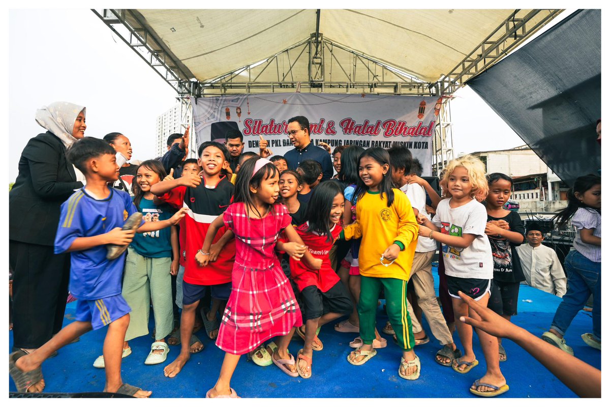 Alhamdulillah, melepas rindu bersama warga kampung di acara halalbihalal Jaringan Rakyat Miskin Kota (JRMK) di Kampung Marlina, Muara Baru, Penjaringan, Jakarta Utara kemarin. Terima kasih atas undangannya, Bu Minawati (Koordinator JRMK) dan Bu Eny Rohayati (ketua panitia acara),