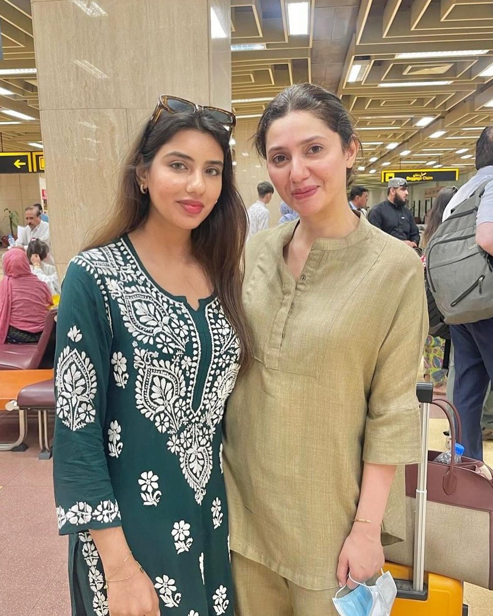 Actress @TheMahiraKhan with her fan !