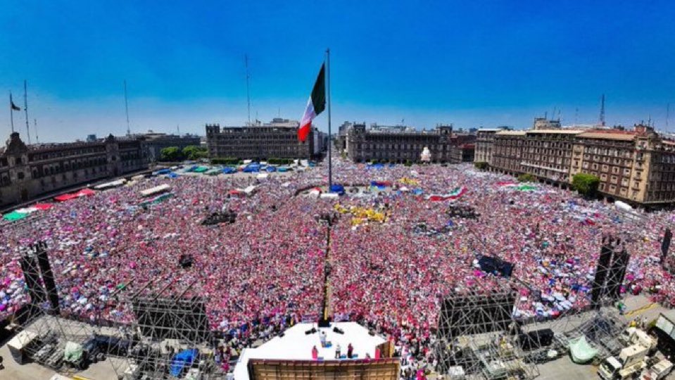 Oye @Claudiashein #CandidataDeLasMentiras te reto a que llenes el Zócalo el 29 SIN ACARREADOS, así como lo ha hecho la #MareaRosa 2 veces y una tercera vez con #MareaRosaConXóchitl el día de hoy.