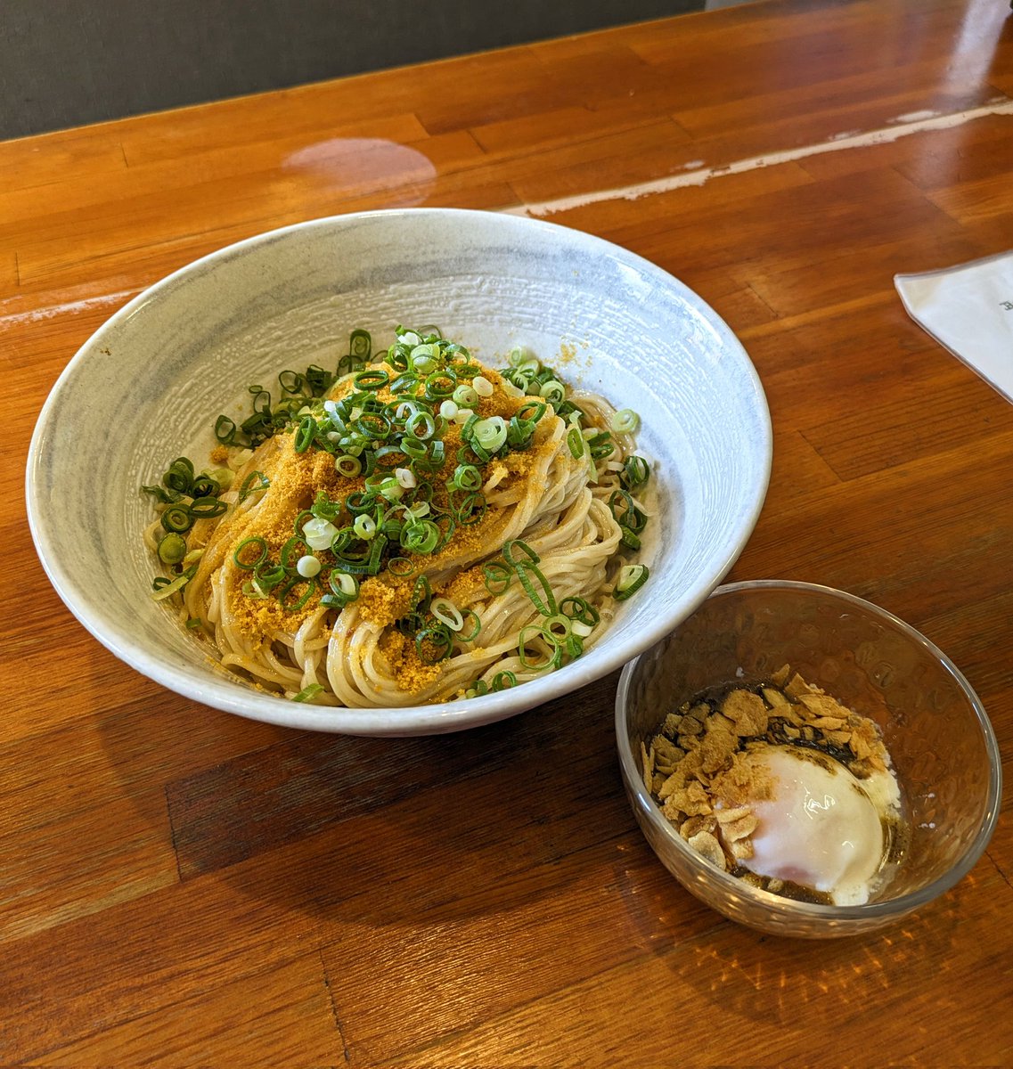 【唯一無二のらぁ麺専門店イ袋ワシづかみ】

カラスミとネギと煮干しの冷やしまぜそば

カラスミとネギだけでもみずみずしい細麺がめちゃ旨😍
温玉と煮干しペーストを投入すれば激旨🔥
今まで食べなかったことを激しく後悔💦
美味しかった💕
#唯一無二のらぁ麺専門店イ袋ワシづかみ
#冷たい麺が好き