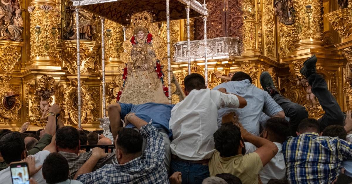 Así fue el salto de la reja de los almonteños buff.ly/4dJe2QH