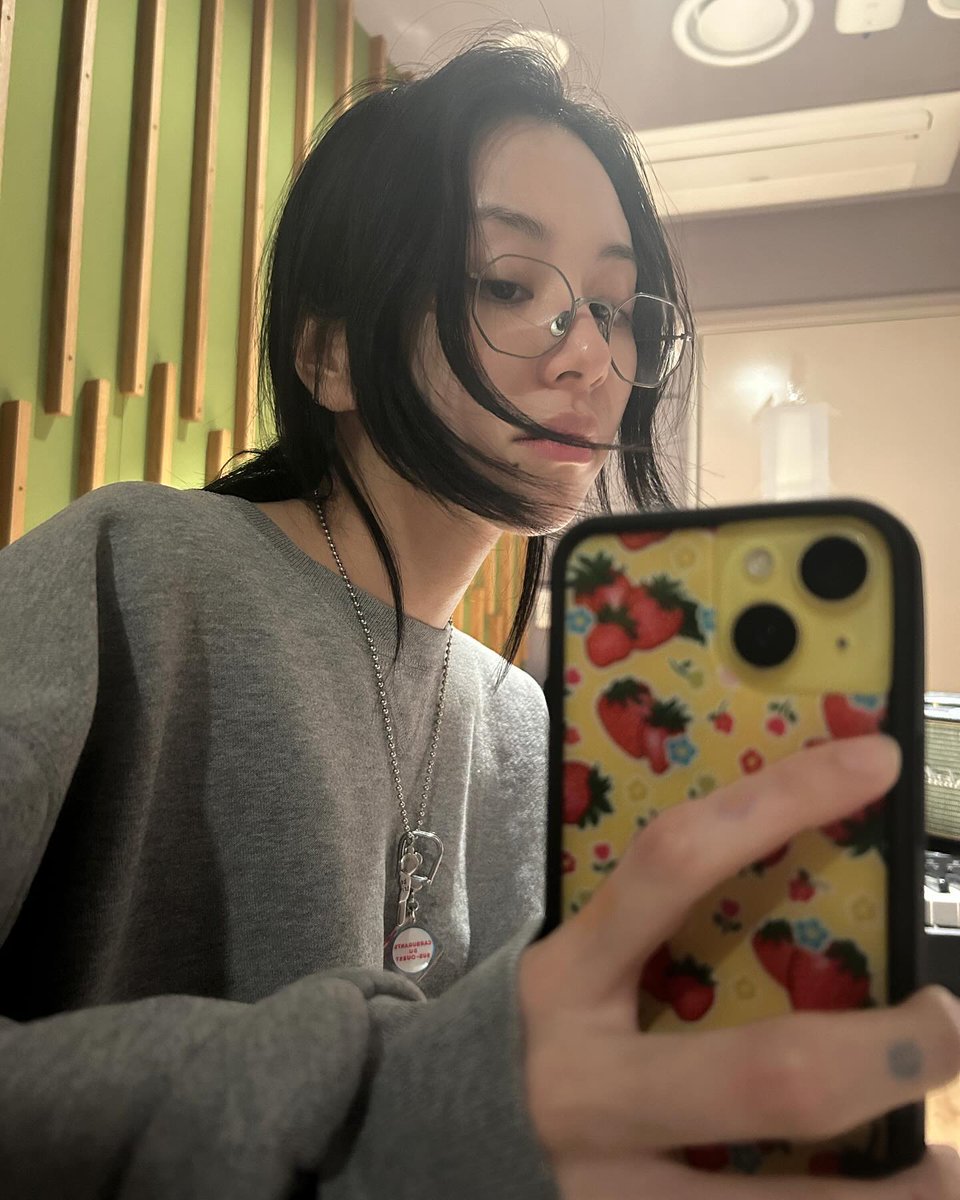 Chaeyoung in the practice room with barely any makeup on and specs like this is super attractive