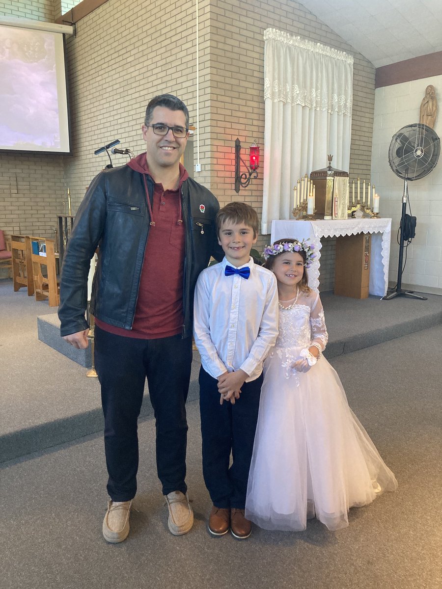 Félicitations à Helena et Gabriel pour avoir complété leur sacrement de la première communion aujourd'hui, 12 mai 2024 à la paroisse Saint-Thomas-d'Aquin. Nous sommes fiers de vous deux!