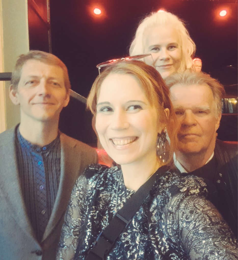 Rithöfundasamband Íslands hélt upp á 50 ára afmæli í dag.
Svo auðvitað smelltum við af einni mynd af Einari Má með krökkunum sínum