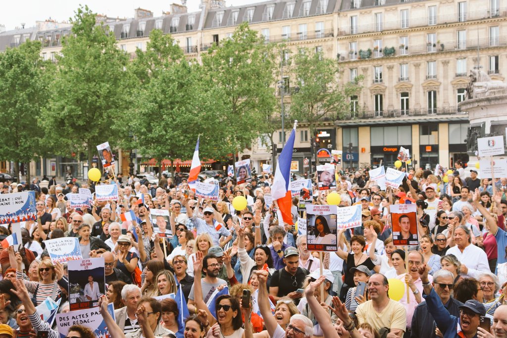 En 🇫🇷et 🎗 autour de @ftapiro et @ddforces place de la Republique. La foule malgré la pluie s'est levé contre la #haine qui ronge notre système scolaire et ls atteintes à la #laicite. #liberonslecole CC @karampatrick @Enthoven_R @Terence_Blanc @uejf