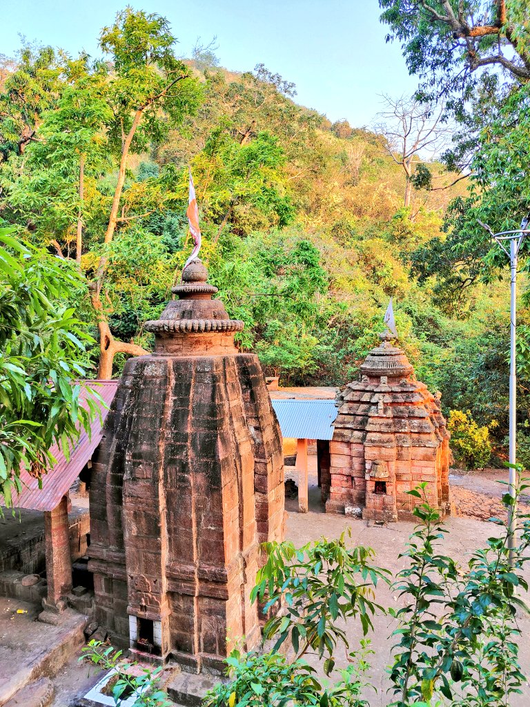 Beautiful Makareswar temple, Buddha-khol hills near Buguda, Ganjam, Odisha.
Living Shiva temple.
Built in the early 18th century by Bhanja rulers of Ghumusar (Locally believed to be built by Gajapati Mukundadeb).