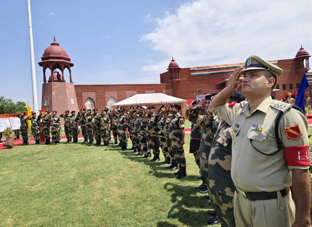 TheBorderIssue's tweet photo. Sh. Nitin Agrawal, IPS, DG BSF, showcased the spirit of pride and resilience on 11 May as he unveiled the tallest BSF Flag at the Shahi Qila complex in Attari, Amritsar. #Tallest_BSF_Flag #DG_BSF #NitinAgrawal https://t.co/ACEBfyOBmE