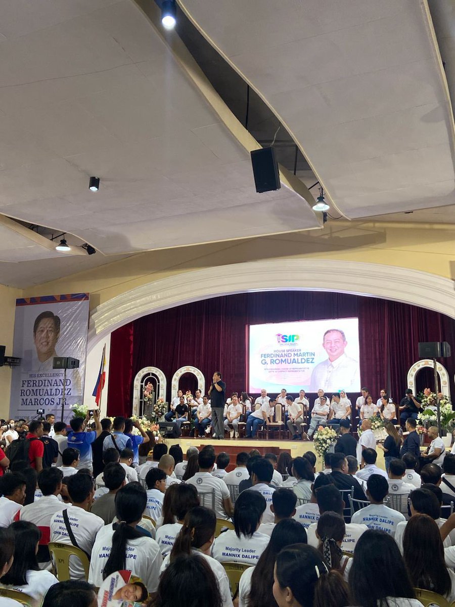 Sa tulong ni <a href="/SpeakerMartinPH/">Martin Romualdez</a> libu-libong kabataan ang nabigyan ng pag-asa at oportunidad para sa mas magandang kinabukasan sa pamamagitan ng edukasyon at trabaho. Sama-sama tayo sa pag-unlad ng Bagong Pilipinas! 🇵🇭🫶🏻

#SMRGoodNews