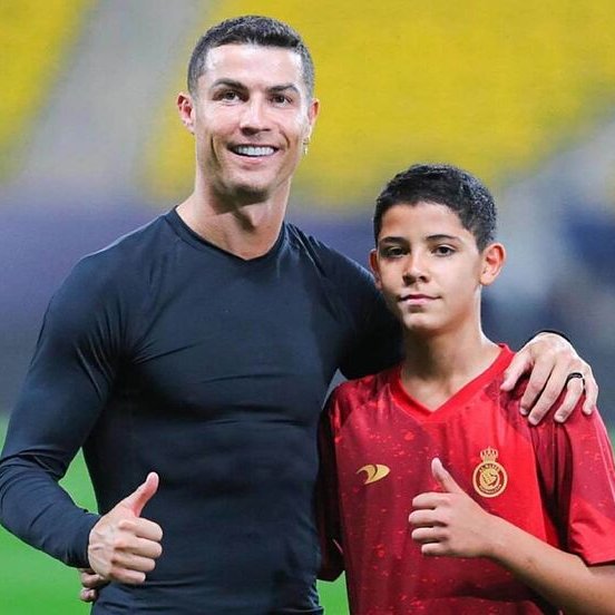 🗣️ Cristiano Ronaldo: 'Meu filho coloca pressão em mim às vezes, dizendo: 'Pai, espera só mais uns anos pra que podemos jogar juntos'. 

Vai ser difícil, mesmo que eu ainda tenha lenha pra queimar.' 😄