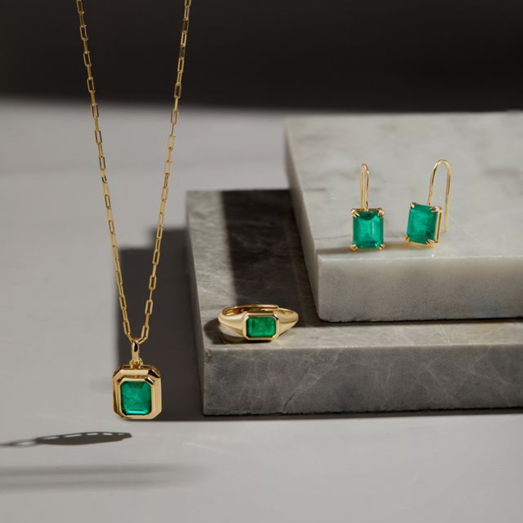 We can’t get enough of this colour 💚
.
#gemstone #birthstone #gemstonejewelry #birthstonejewelry #everydayjewelry #goldnecklace #goldaccessories #emerald #emeraldjewelry #emeraldnecklace #montrealjewelry #jewelryoftheday #ootd #fashionjewelry #ringstack #jewelryaddict