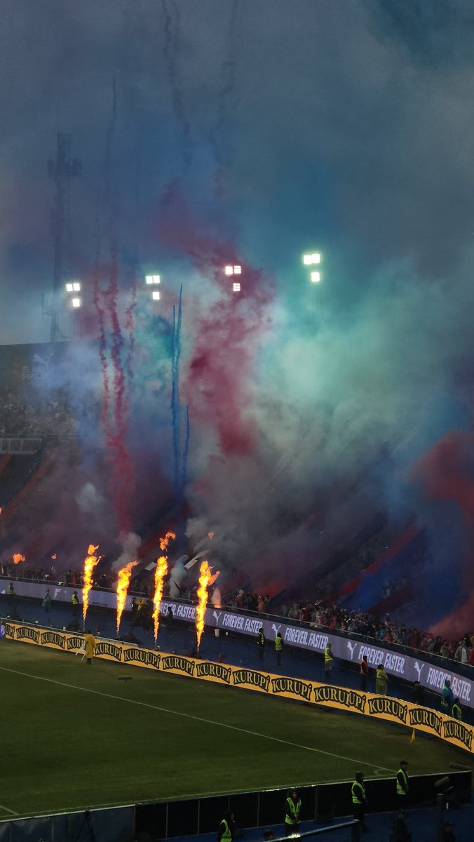 sentiazulgrana's tweet photo. Abro hilo de la locura de recibimiento que se vivió este domingo en la Olla:

RT para que permanezca en tu perfil y viralizar el hilo🔥🔵🔴 https://t.co/cioJwjNtaB