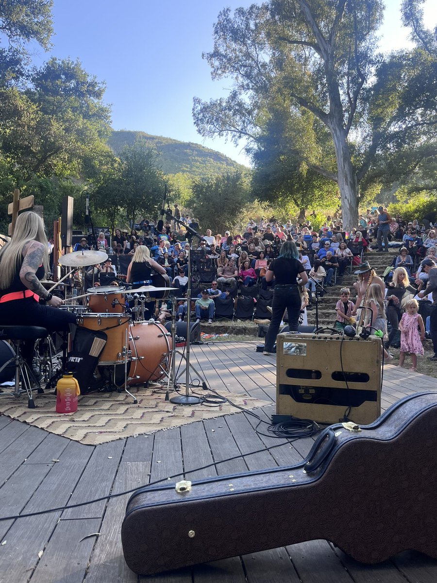 We’re here at Peter Strauss Ranch with @tinyporch celebrating #MothersDay with great music, great company and the most beautiful backdrop you could ask for 😍✨🌳🌄