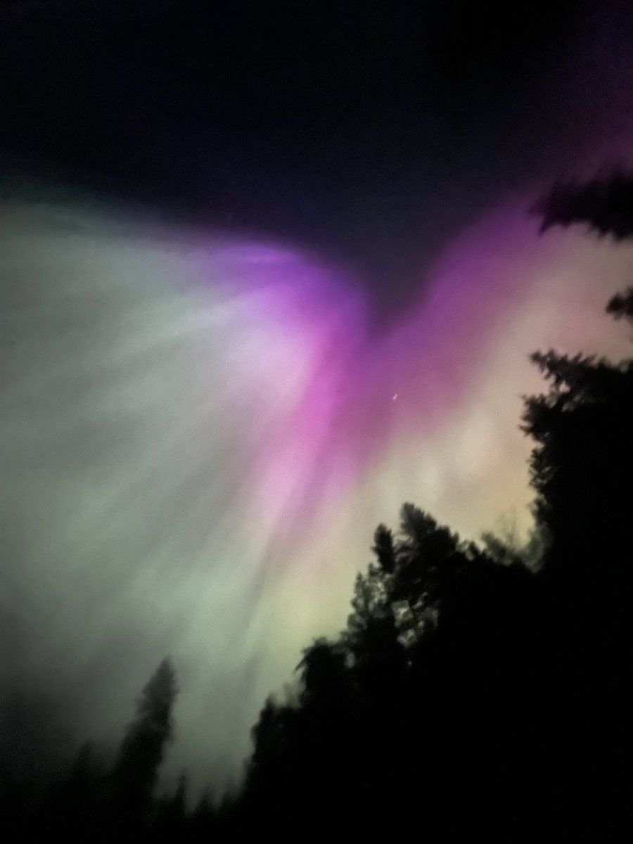 DeadpoolHarryP's tweet photo. @viewsoff_ Nothin beats this weeks aurora https://t.co/6UkCBffOi4