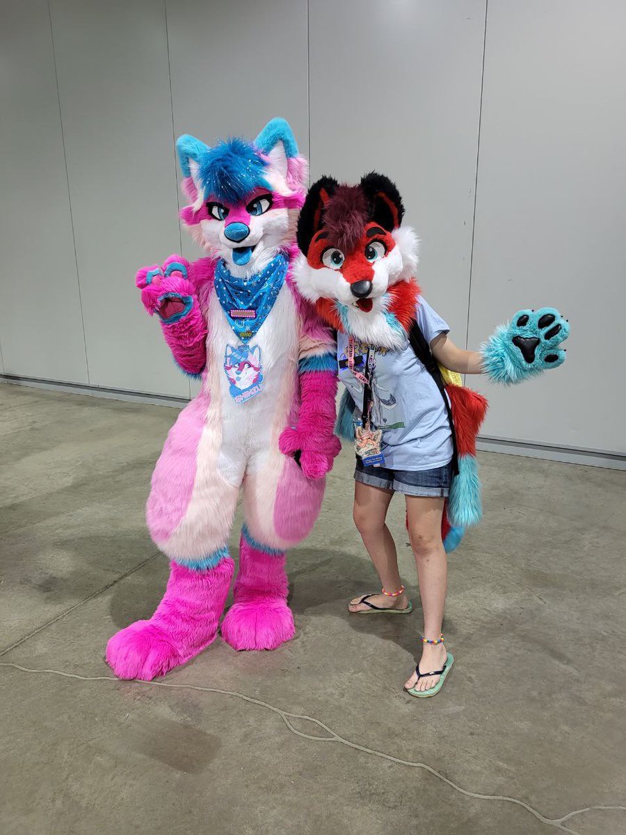 When you find photos you never knew existed with good friends… from #AC2022 
@SpikeyMcFox