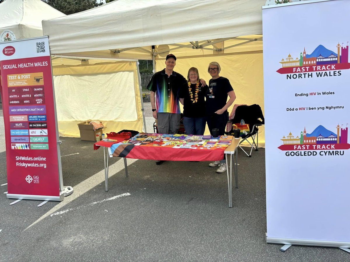 Lovely day with @OlwenOlwen on the Fast Track North Wales/@PrideCymru/@PublicHealthW stand talking HIV and the @FastTrackCymru anti-stigma campaign (info in thread) at Colwyn Bay Pride. Thanks @ColwynBay for another successful event, despite the weather!