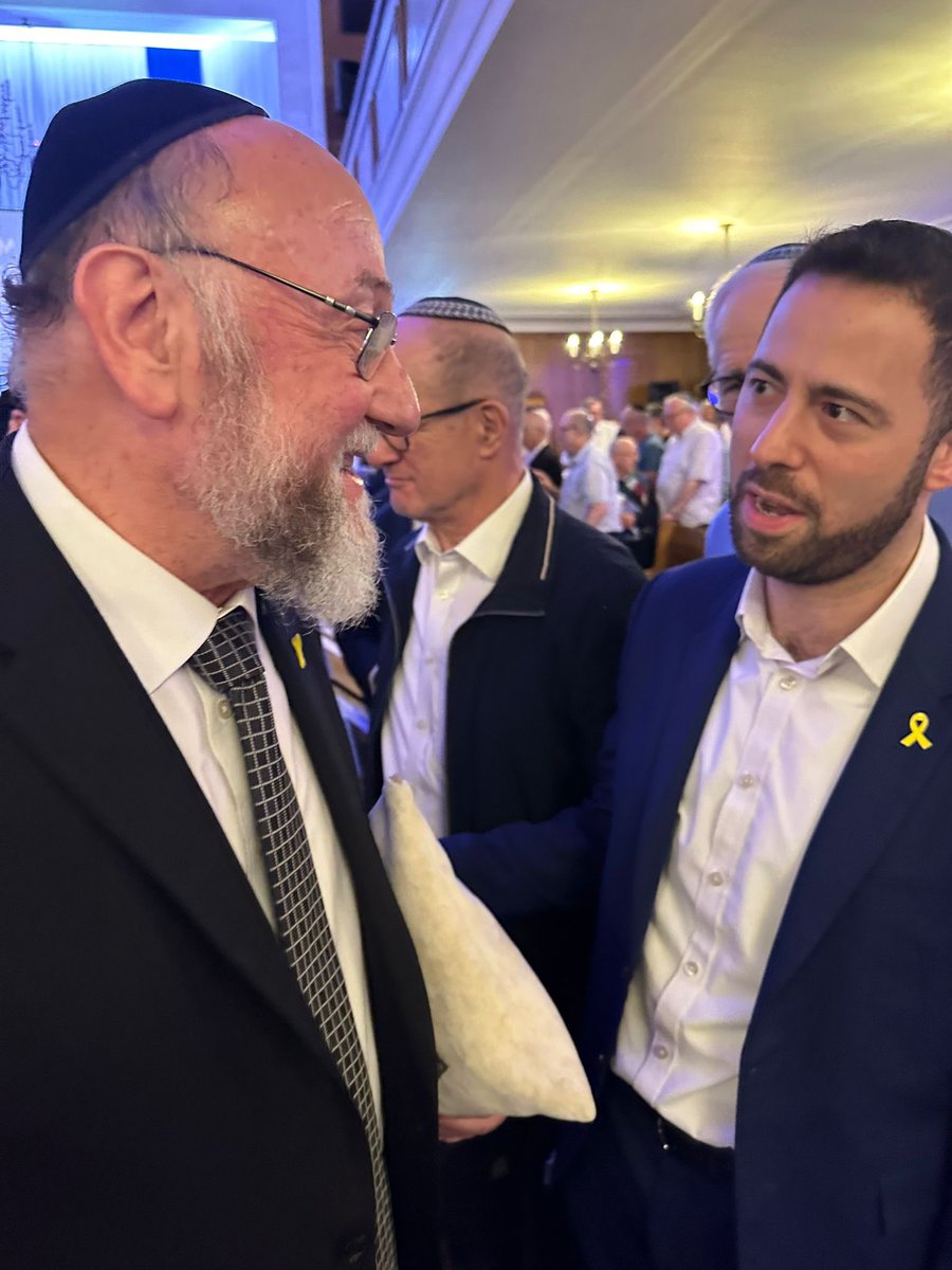 My first event as President-elect. Moving Yom HaZikaron service at Hampstead Garden Suburb Synagogue, organised by @UnitedSynagogue. A big thank you to @chiefrabbi for the kind words. Looking forward to working together for the good of the UK Jewish community and Israel. 🇬🇧 🇮🇱