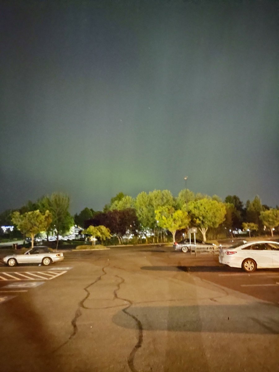 McclinticJoe's tweet photo. Northern lights from work... https://t.co/7oOkTLtRip