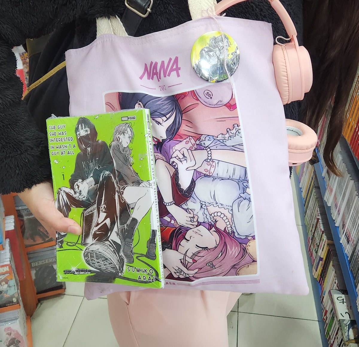 bought my green lesbians manga with their green lesbian pin and put it on with my lesbian tote bag