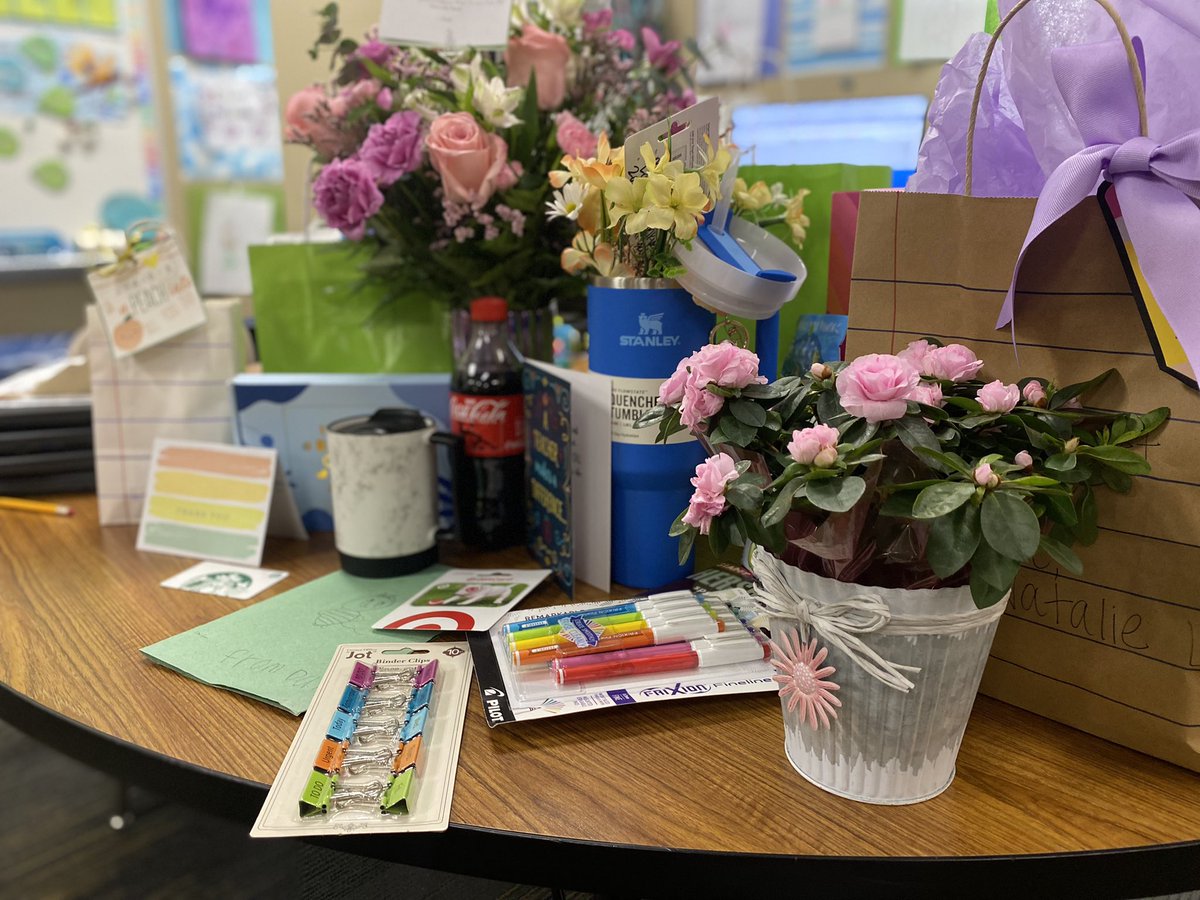 MsNicoleBennett's tweet photo. Been a busy semester but feeling super appreciated as we get into this last stretch and onwards the end of year finish line!! https://t.co/mb3WeFvZwi