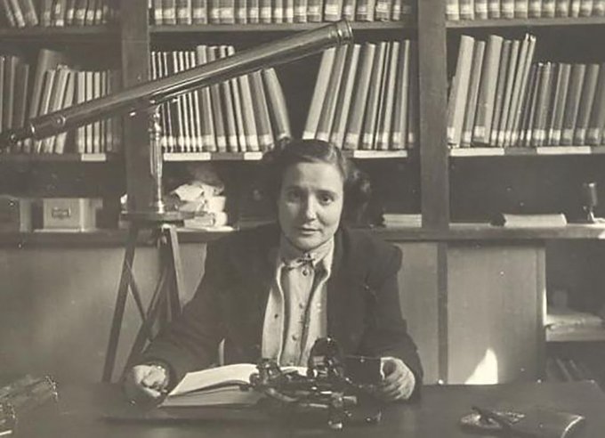 #TalDíaComoHoy en 1914, nace Antonia Ferrín Moreiras, primera astrónoma gallega. A los 36 años ya era Licenciada en Química, Licenciada en Farmacia y Licenciada en Matemáticas. Se convirtió en la primera mujer española en defender su tesis doctoral en astronomía 🔭. #WomenInSTEM