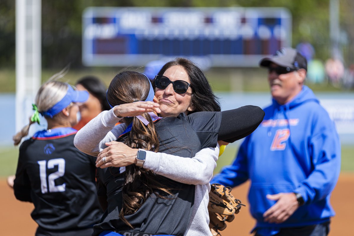 𝓗𝓪𝓹𝓹𝔂 𝓜𝓸𝓽𝓱𝓮𝓻’𝓼 𝓓𝓪𝔂 💐 Nothing quite like the love and support of a softball mom! 😘 #BleedBlue | #WhatsNext