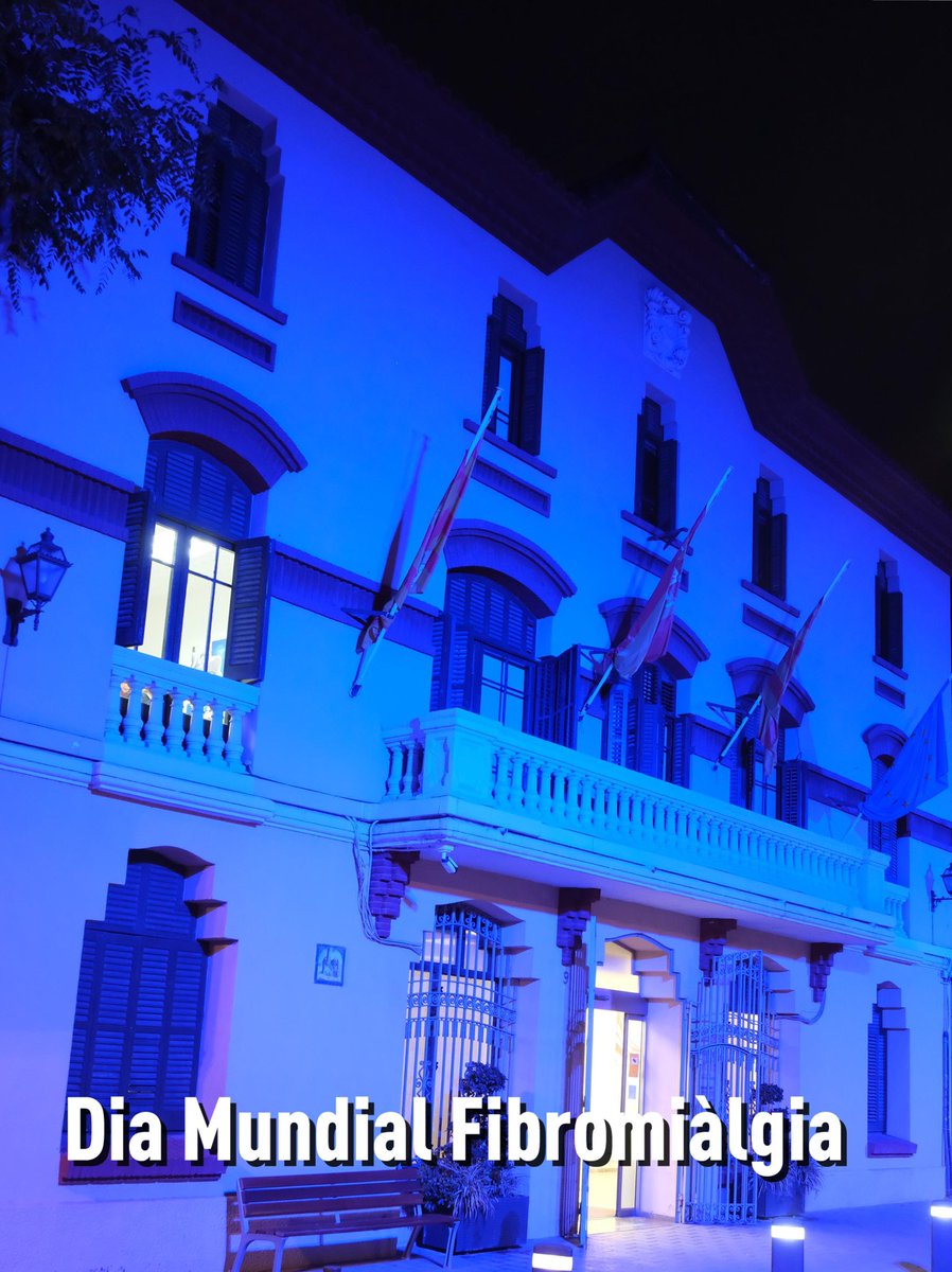 #SalutSJD 💙La façana de l'Ajuntament, de color blau, pel Dia Mundial de la Fibromiàlgia. La fibromiàlgia es caracteritza per un dolor crònic a tot el cos i afecta fins a quatre vegades més dones que homes #santjoandespí