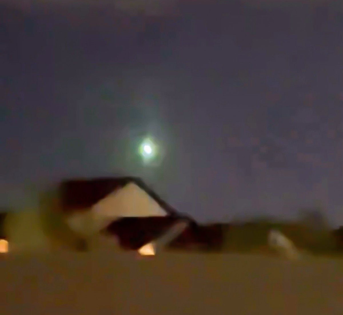 SLCScanner's tweet photo. #WestJordan last night at approx 9:58PM, Eric was outside hoping to catch the #NorthernLights. Instead he caught a #Meteor falling from the sky. It was green in color and you can see what appears to be a small trail of sparks behind it. What an awesome catch. #utwx #slc #Utah @bethroessler