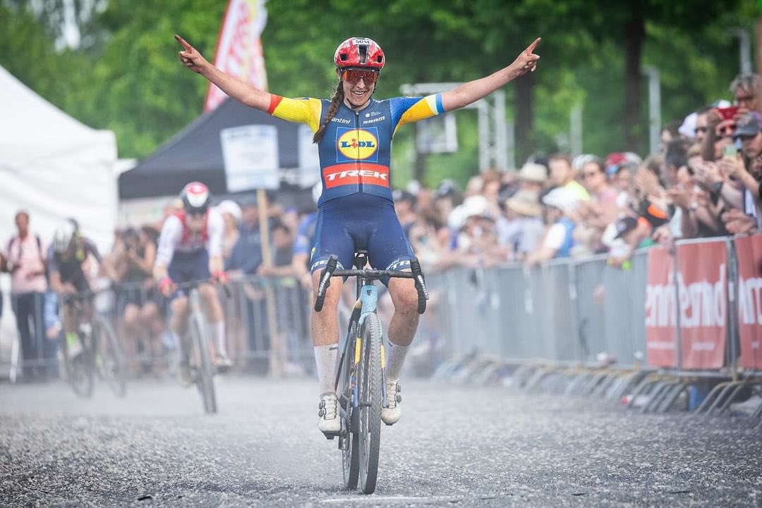 Road ✅ CX ✅ and now Gravel ✅ @lucinda_brand adding another discipline to her wheelhouse in style, winning her first-ever gravel race 👏👊 📸 Léon van Bon