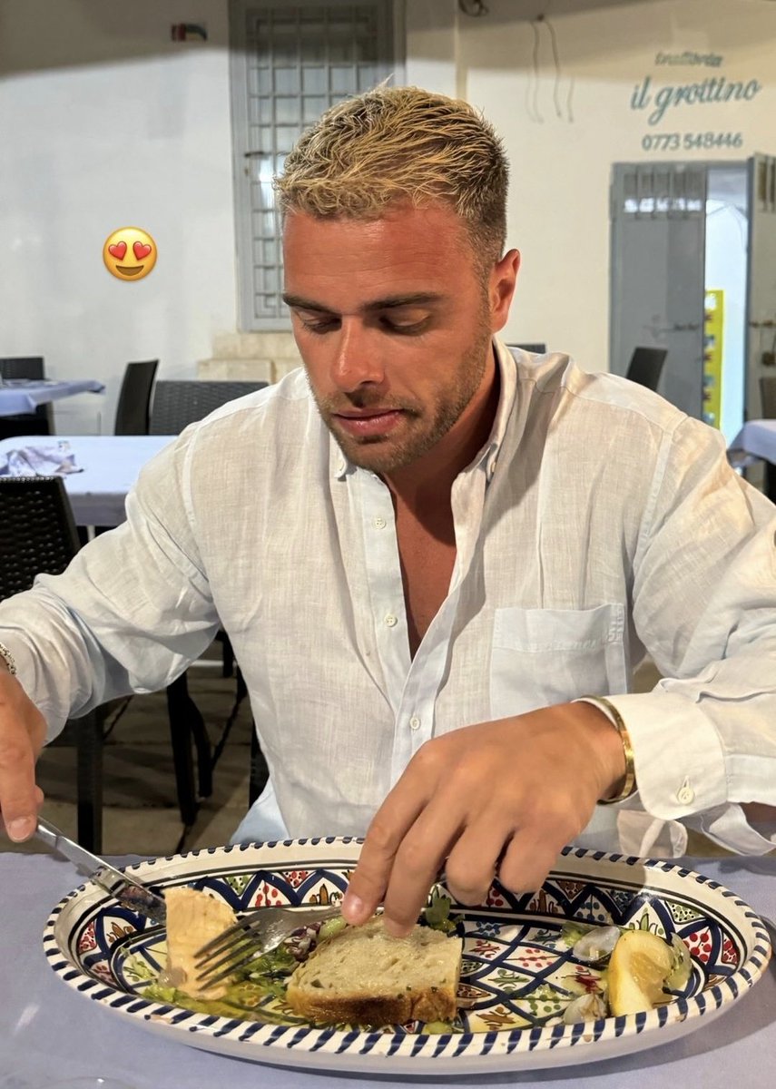 la bellissima con il suo ricco fidanzato bono che passa 2 giorni nella sua casa con piscina totalmente viziata e riverita e pensano pure che stia :) ancora :) pensando :) a :) porro :) zuccheroso :)