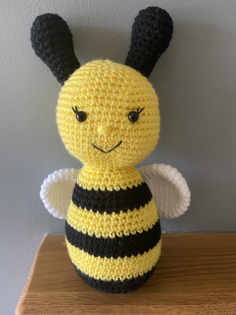 Stop all that buzzing around and say hello to this happy little creature 😊  This sweet little bee is now available from Bitzas.

bitzas.etsy.com/listing/105966…

 #firsttmaster #craftbizparty #UKMakers #MHHSBD